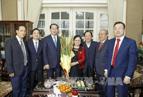 陈大光主席春节前看望慰问公安部各力量和河内市优秀知识分子代表 ảnh 2