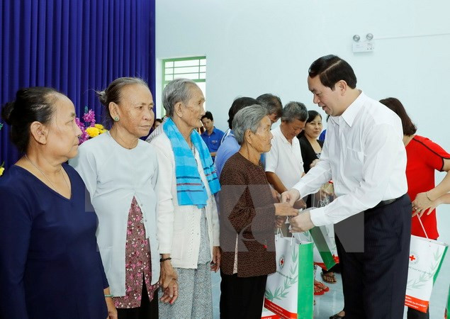 陈大光主席向安江省人民和武装力量拜年 ảnh 1 陈大光主席向安江省人民和武装力量拜年 ảnh 1