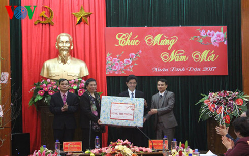 国会副主席丛氏放春节前走访慰问山罗省并拜年 ảnh 1 国会副主席丛氏放春节前走访慰问山罗省并拜年 ảnh 1