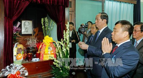 越南国家主席陈大光上香缅怀胡志明主席 ảnh 1