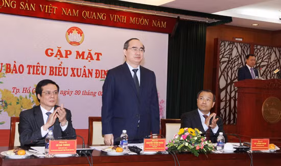 越南祖国阵线中央委员会举行旅外模范越侨代表见面会 ảnh 1