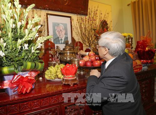 阮富仲总书记敬香缅怀已故总书记黎笋 向100岁大寿的原总书记杜梅祝寿 ảnh 1 阮富仲总书记敬香缅怀已故总书记黎笋 向100岁大寿的原总书记杜梅祝寿 ảnh 1