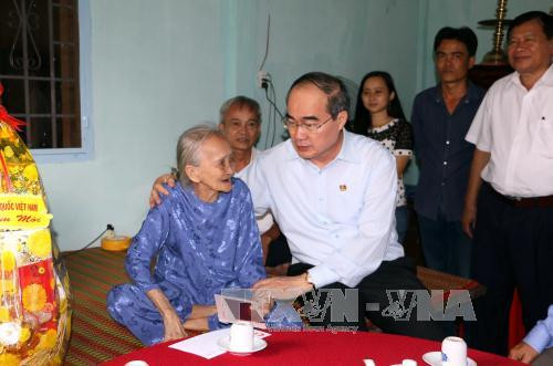 阮善仁赴永隆省调研并给群众拜年 ảnh 1 阮善仁赴永隆省调研并给群众拜年 ảnh 1