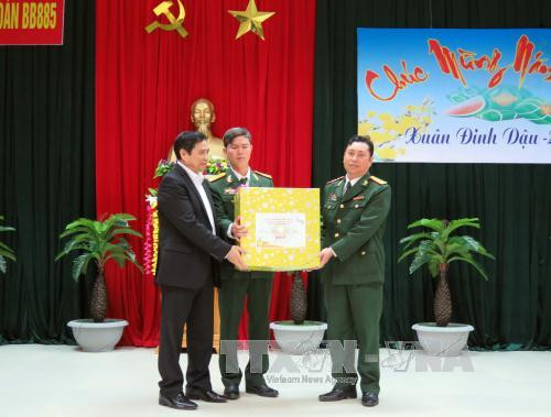 范明正和武文赏春节前赴各省开展走访慰问活动 ảnh 1