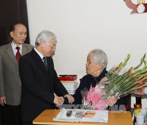 阮富仲总书记敬香缅怀已故总书记黎笋 向100岁大寿的原总书记杜梅祝寿 ảnh 2 阮富仲总书记敬香缅怀已故总书记黎笋 向100岁大寿的原总书记杜梅祝寿 ảnh 2