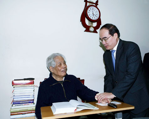 越南祖国阵线中央委员会主席阮善仁向党和国家前领导人拜年 ảnh 1