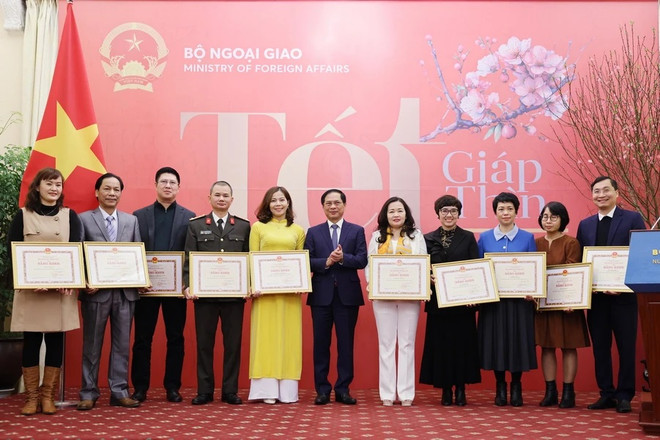 越南外交部在2024年甲辰龙年春节之际会见越南新闻机构代表 ảnh 1