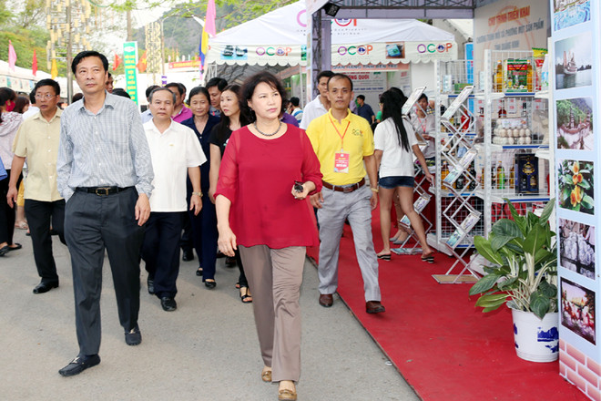 阮氏金银出席2016年夏季广宁一个乡坊一个产品展 ảnh 1 阮氏金银出席2016年夏季广宁一个乡坊一个产品展 ảnh 1