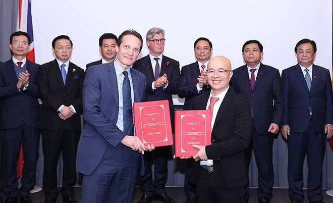 范明政出席越英两国各部门和企业的26份合作文件签字仪式 ảnh 1 范明政出席越英两国各部门和企业的26份合作文件签字仪式 ảnh 1