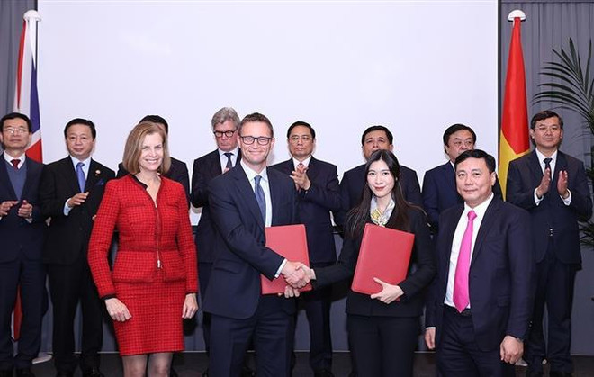 范明政出席越英两国各部门和企业的26份合作文件签字仪式 ảnh 2 范明政出席越英两国各部门和企业的26份合作文件签字仪式 ảnh 2