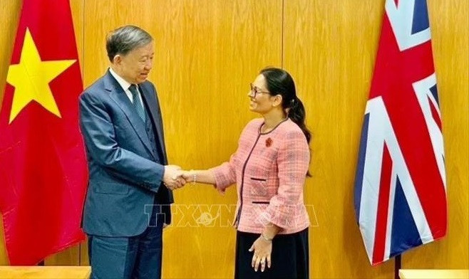 越南公安部部长苏林同英国内政大臣举行会谈 ảnh 1 越南公安部部长苏林同英国内政大臣举行会谈 ảnh 1