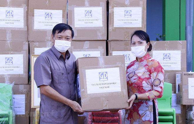 越南教育培训部向阮攸越老双语学校提供援助 ảnh 1