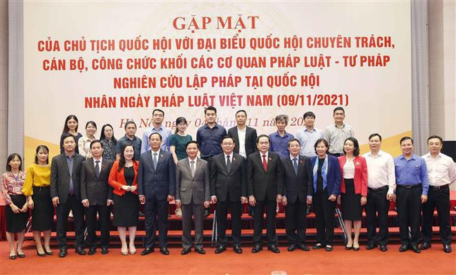 越南国会主席王廷惠会见专职国会代表和法律-司法机构干部 ảnh 1 越南国会主席王廷惠会见专职国会代表和法律-司法机构干部 ảnh 1
