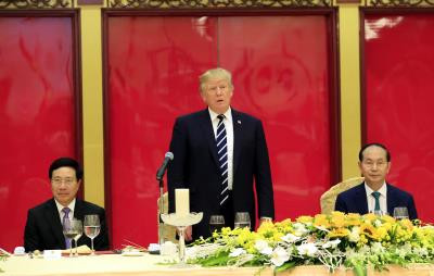 越南国家主持陈大光主持国宴 欢迎美国总统特朗普访问越南 ảnh 2 越南国家主持陈大光主持国宴 欢迎美国总统特朗普访问越南 ảnh 2