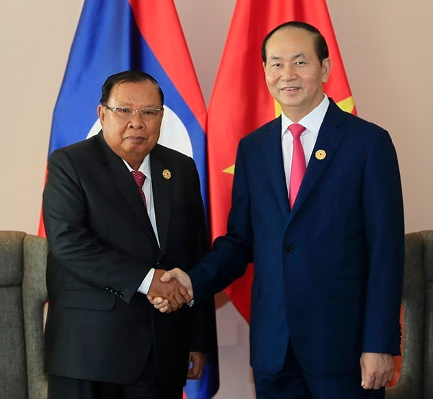 2017年APEC会议:国家主席陈大光会见老挝国家主席本扬•沃拉吉 ảnh 1 2017年APEC会议:国家主席陈大光会见老挝国家主席本扬•沃拉吉 ảnh 1