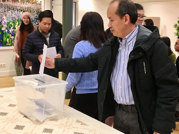 旅居荷兰越南人社群为国内灾民捐款 ảnh 2 旅居荷兰越南人社群为国内灾民捐款 ảnh 2