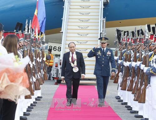政府总理阮春福抵达菲律宾克拉克国际机场 开始出席东盟峰会之行 ảnh 1