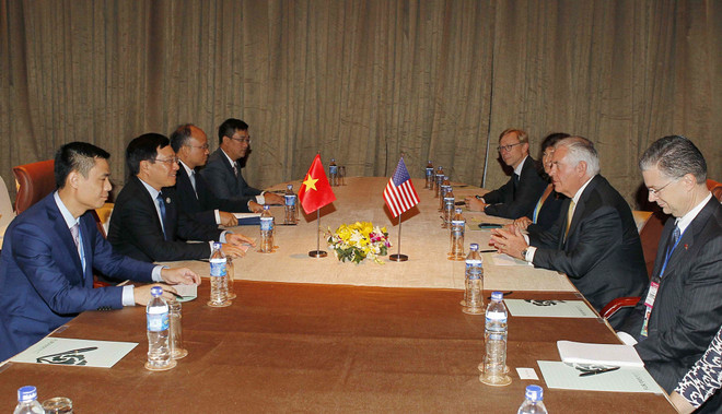  2017年APEC会议：越南政府副总理兼外长范平明会见美国国务卿蒂勒森 ảnh 2