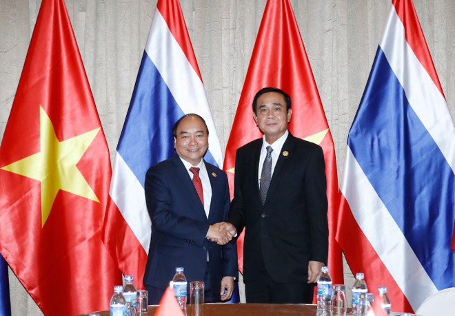 2017年APEC会议:政府总理阮春福会见泰国总理巴育 ảnh 1 2017年APEC会议:政府总理阮春福会见泰国总理巴育 ảnh 1