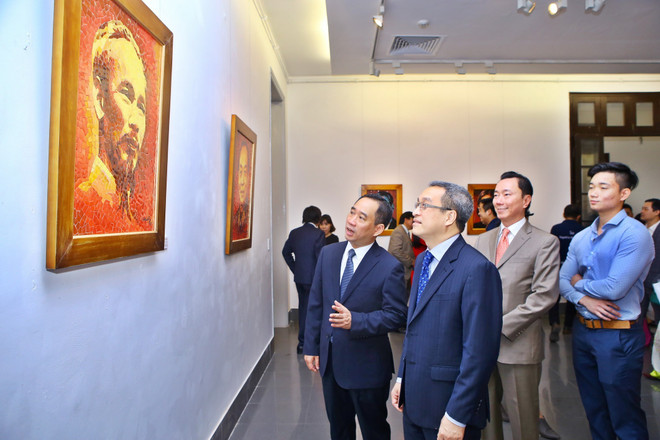 “2017年APEC各经济体领导人肖像”陶瓷拼贴画展正式开展 ảnh 2 “2017年APEC各经济体领导人肖像”陶瓷拼贴画展正式开展 ảnh 2