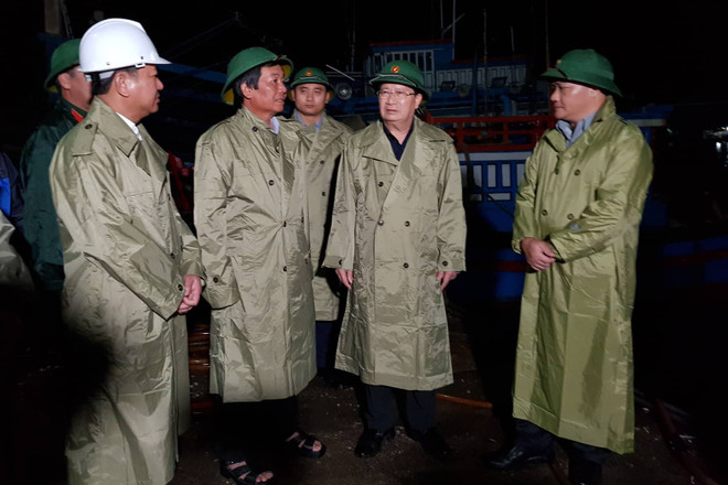 政府副总理郑廷勇赴宁顺省与庆和省视察第14号台风防御工作 ảnh 1