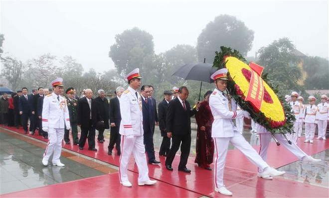 越南共产党建党90周年:党、国家领导入陵瞻仰胡志明主席遗容 ảnh 2 越南共产党建党90周年:党、国家领导入陵瞻仰胡志明主席遗容 ảnh 2