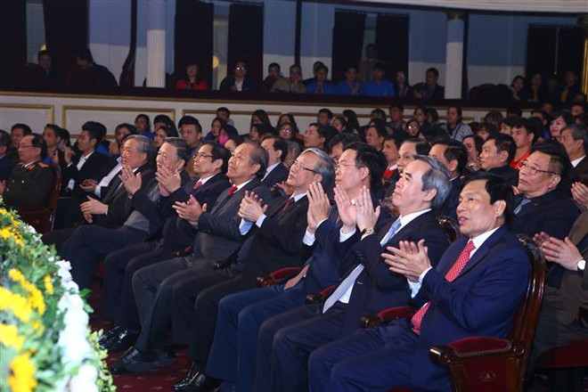 越南共产党建党90周年:“献给党之春天”的特殊艺术晚会在河内隆重举行 ảnh 1 越南共产党建党90周年:“献给党之春天”的特殊艺术晚会在河内隆重举行 ảnh 1