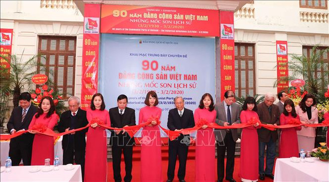 阮春福总理参观越南共产党建党90周年专题图书展 ảnh 2 阮春福总理参观越南共产党建党90周年专题图书展 ảnh 2