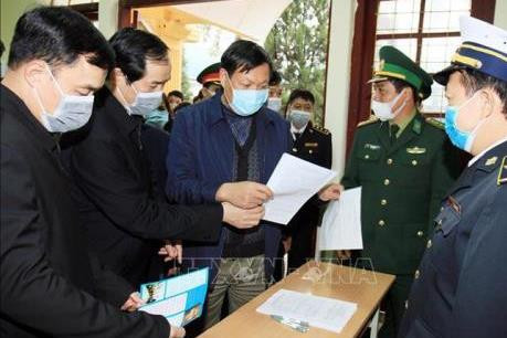 新冠肺炎疫情：制定对参加各口岸进出口活动的交通工具和人员检验检疫流程 ảnh 1