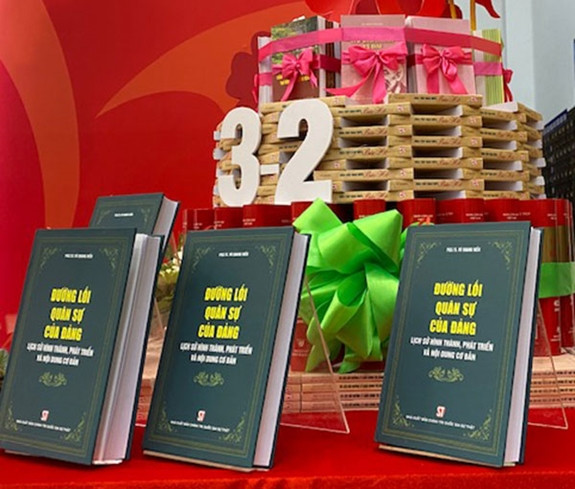 越南共产党建党90周年:《党的军事路线——形成与发展历程及基本内容》问世 ảnh 1 越南共产党建党90周年:《党的军事路线——形成与发展历程及基本内容》问世 ảnh 1