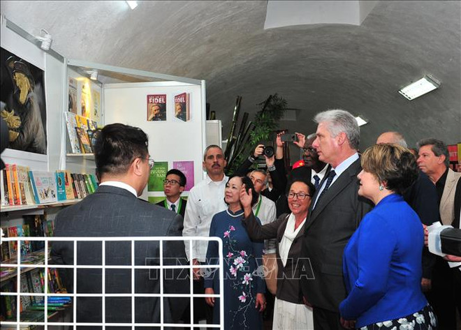 哈瓦那国际书展:古巴国务委员会主席迪亚斯·卡内尔出席越南展区开张仪式并剪彩 ảnh 1 哈瓦那国际书展:古巴国务委员会主席迪亚斯·卡内尔出席越南展区开张仪式并剪彩 ảnh 1
