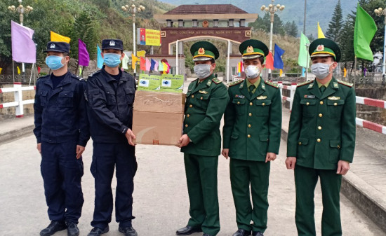 越南莱州省向中国防疫力量捐赠口罩和消毒酒精 ảnh 1 越南莱州省向中国防疫力量捐赠口罩和消毒酒精 ảnh 1