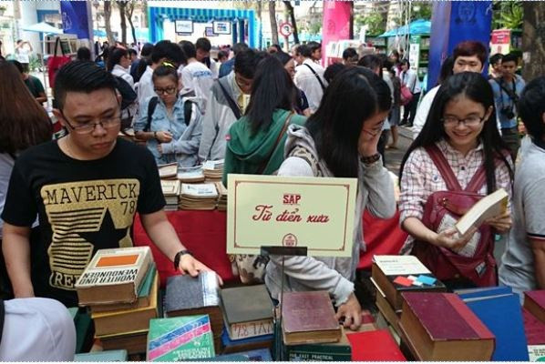 独特且极具文化性的河内旧书集市 ảnh 1 独特且极具文化性的河内旧书集市 ảnh 1