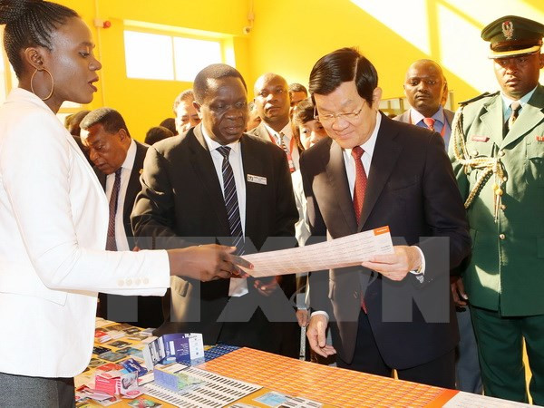 越南国家主席走访慰问坦桑尼亚越南电信干部人员 ảnh 1 越南国家主席走访慰问坦桑尼亚越南电信干部人员 ảnh 1