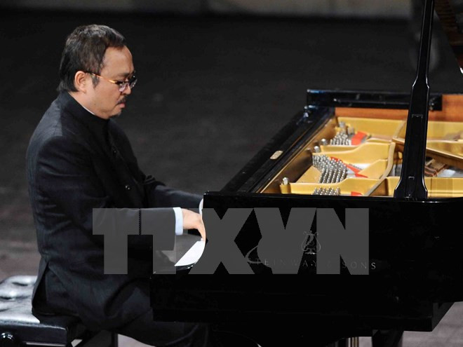 越南人民艺术家邓泰山为观众献上音乐盛宴 ảnh 1 越南人民艺术家邓泰山为观众献上音乐盛宴 ảnh 1