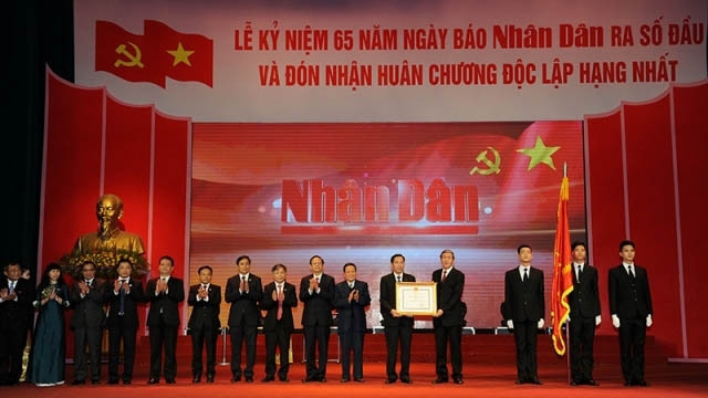 越南《人民报》社举行创刊65周年庆典暨一级独立勋章授勋仪式 ảnh 1 越南《人民报》社举行创刊65周年庆典暨一级独立勋章授勋仪式 ảnh 1