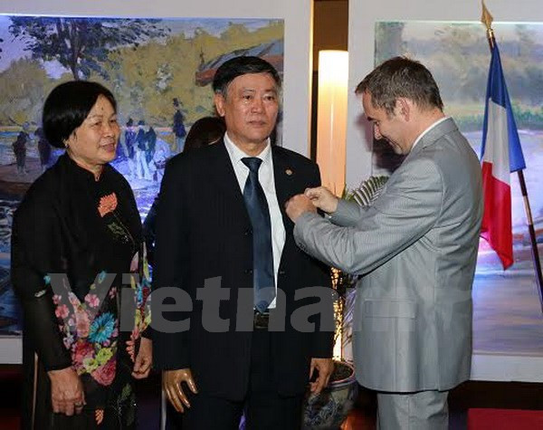 法国向越南国家图书馆前馆长授予文学艺术勋章 ảnh 1 法国向越南国家图书馆前馆长授予文学艺术勋章 ảnh 1