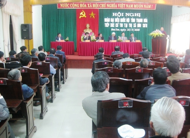 越南国会副主席汪周刘接触清化省选民 ảnh 1