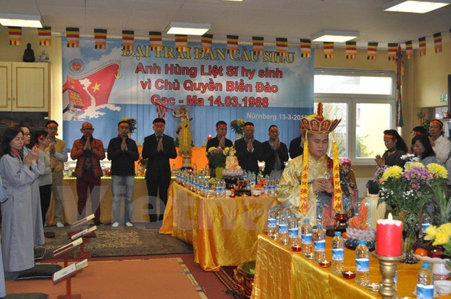 在波兰的越南佛教教会为越南英烈举行超度法会 ảnh 1