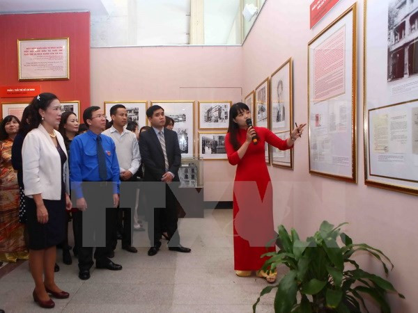 “胡志明主席与年轻一代”资料图片展在河内举行 ảnh 1 “胡志明主席与年轻一代”资料图片展在河内举行 ảnh 1