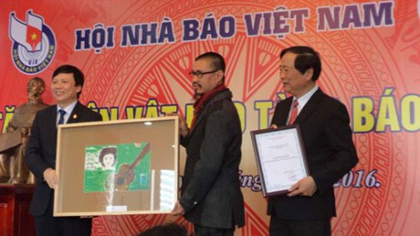 向越南新闻博物馆赠送文物 ảnh 1 向越南新闻博物馆赠送文物 ảnh 1