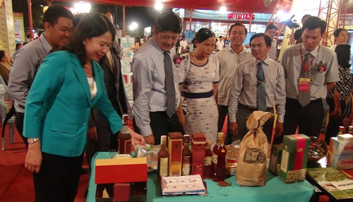 2016年越南优质产品展在安江省开幕 ảnh 1 2016年越南优质产品展在安江省开幕 ảnh 1