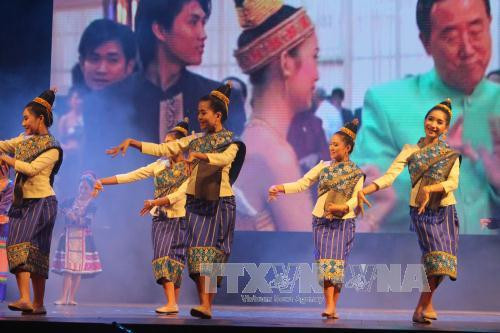 老挝艺术代表团在越南清化省进行演出 ảnh 1 老挝艺术代表团在越南清化省进行演出 ảnh 1