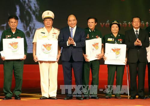 阮春福总理：更加珍惜独立自由宝贵价值 坚决保护国家主权和领土完整 ảnh 2
