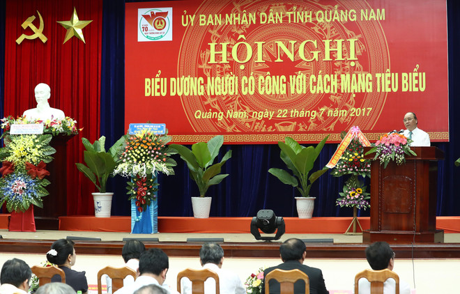 政府总理阮春福在广南省出席模范革命有功者表彰大会 ảnh 1 政府总理阮春福在广南省出席模范革命有功者表彰大会 ảnh 1