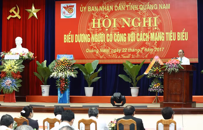 政府总理阮春福在广南省出席模范革命有功者表彰大会 ảnh 1 政府总理阮春福在广南省出席模范革命有功者表彰大会 ảnh 1