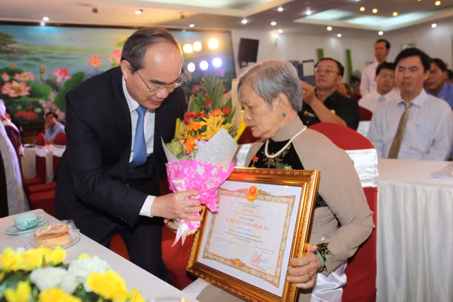 胡志明市领导人向各位英烈敬香 ảnh 2