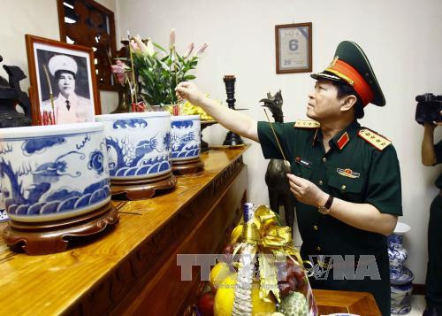 越南伤残军人和烈士日70周年：吴春历大将向越南人民军诸位已故大将敬香 ảnh 1