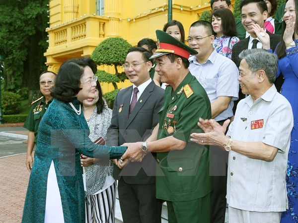 越南国家副主席邓氏玉盛会见伤残军人和残疾人企业家代表团 ảnh 1