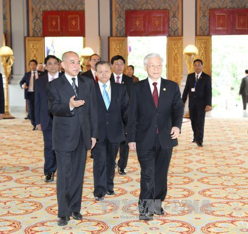 越共中央总书记一行访柬受到热烈欢迎 ảnh 2